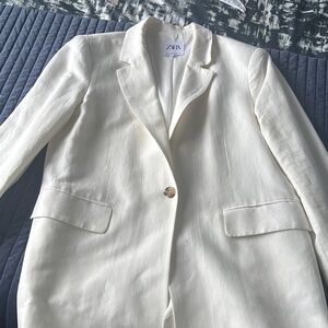 Zara Cream Blazer with Structured Shoulders and Classic Tailoring